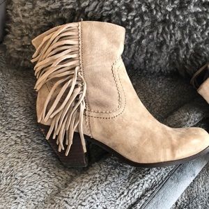 Ankle suede boots